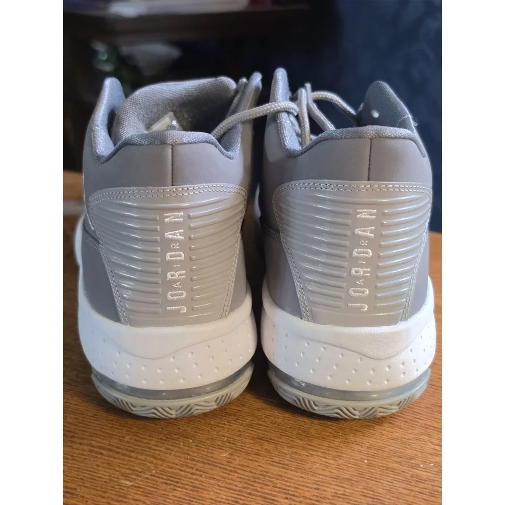 Nike Air Jordan Max‎ Aura 2 Medium Grey/White/Cool Grey, Size 9 **CLEAN**/No Box